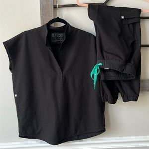 FIGS black scrub set